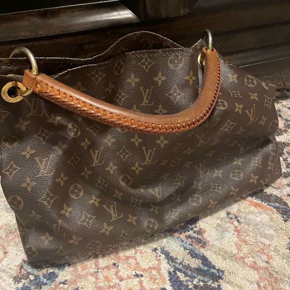 Authentic Louis Vuitton Artsy MM